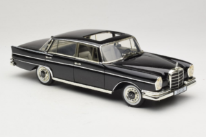 Mercedes 300 SE W112 Black Metallic Revell 1:18 08910 Metal - imagen 6 de 8