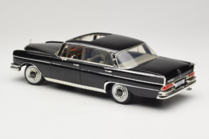 Mercedes 300 SE W112 Black Metallic Revell 1:18 08910 Metal - imagen 7 de 8