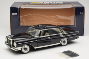 Mercedes 300 SE W112 Black Metallic Revell 1:18 08910 Metal - imagen 8 de 8