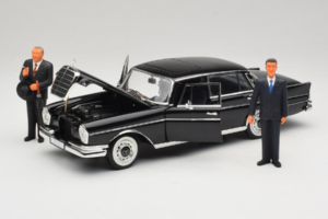 Mercedes 300 SE Negro con Figuras Revell 1:18 9050 Metal - imagen 2 de 9