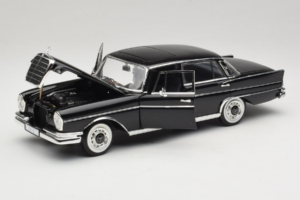 Mercedes 300 SE Negro con Figuras Revell 1:18 9050 Metal - imagen 3 de 9
