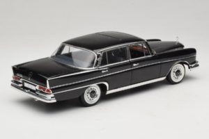 Mercedes 300 SE Negro con Figuras Revell 1:18 9050 Metal - imagen 4 de 9