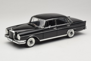 Mercedes 300 SE Negro con Figuras Revell 1:18 9050 Metal