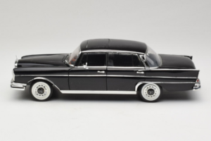 Mercedes 300 SE Negro con Figuras Revell 1:18 9050 Metal - imagen 5 de 9
