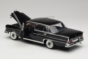Mercedes 300 SE Negro con Figuras Revell 1:18 9050 Metal - imagen 6 de 9