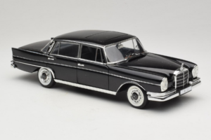 Mercedes 300 SE Negro con Figuras Revell 1:18 9050 Metal - imagen 7 de 9