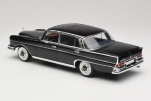 Mercedes 300 SE Negro con Figuras Revell 1:18 9050 Metal - imagen 8 de 9