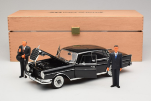 Mercedes 300 SE Negro con Figuras Revell 1:18 9050 Metal - imagen 9 de 9