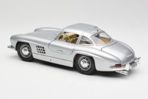 Mercedes 300 SL Plateado Bburago 1:18 3013 Metal - imagen 7 de 8