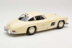 Mercedes 300 SL W198 Crema Minichamps 1:18 110037212 Metal - imagen 3 de 8