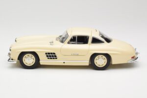 Mercedes 300 SL W198 Crema Minichamps 1:18 110037212 Metal - imagen 4 de 8