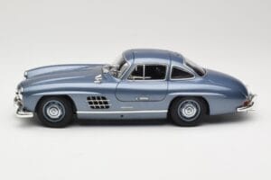 Mercedes 300 SL W198 Gullwing Light Blue Metallic Minichamps 1:18 110037220 Metal - imagen 4 de 8