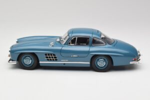 Mercedes 300 SL W198 Azul Claro Minichamps 1:18 180039007 Metal - imagen 4 de 8