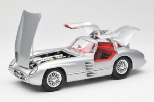 Mercedes 300 SLR Uhlenhaut Coupé Plata Maisto 1:18 536898 Metal - imagen 2 de 8