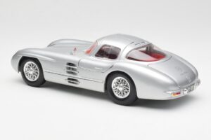 Mercedes 300 SLR Uhlenhaut Coupé Plata Maisto 1:18 536898 Metal - imagen 7 de 8