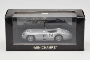 Mercedes 300 SLR #19 J.M. Fangio / S. Moss 24 Hours of Le Mans 1955 Minichamps 1:43 B66040253 Metal - imagen 4 de 4