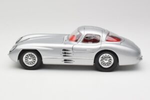 Mercedes 300 SLR Uhlenhaut Coupe Plateado Maisto 1:18 36898 Metal - imagen 4 de 8