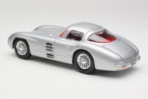 Mercedes 300 SLR Uhlenhaut Coupe Plateado Maisto 1:18 36898 Metal - imagen 7 de 8