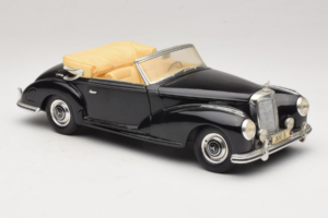Mercedes 300S Negro Maisto 1:18 52116-P1 Metal - imagen 6 de 8