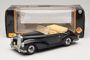 Mercedes 300S Negro Maisto 1:18 52116-P1 Metal - imagen 8 de 8