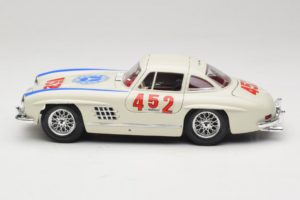 Mercedes 300SL #452 Mille Miglia 1955 Blanco Bburago 1:18 3015-M2 Metal - imagen 4 de 8