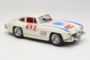 Mercedes 300SL #452 Mille Miglia 1955 Blanco Bburago 1:18 3015-M2 Metal - imagen 6 de 8
