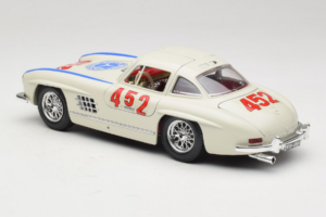 Mercedes 300SL #452 Mille Miglia 1955 Blanco Bburago 1:18 3015-M2 Metal - imagen 7 de 8