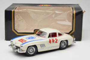 Mercedes 300SL #452 Mille Miglia 1955 Blanco Bburago 1:18 3015-M2 Metal - imagen 8 de 8