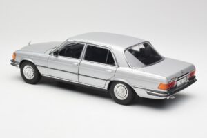 Mercedes 450 SEL 6.9 W116 Plata Revell 1:18 8955 Metal - imagen 7 de 8