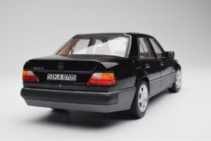 Mercedes 500E W124 Negro Edición Limitada Norev 1:18 183949 Metal - imagen 10 de 12