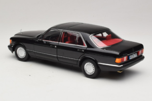 Mercedes 560 SEL W126 Negro Con Interior Rojo Norev 1:18 183788 Metal - imagen 4 de 8