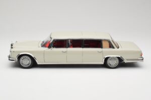 Mercedes 600 Pullman W100 Gris Claro NZG 1:18 B66040708 Metal - imagen 4 de 8