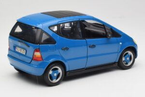 Mercedes A-Class W168 Azul Claro Maisto 1:18 37800-M5 Metal - imagen 3 de 8