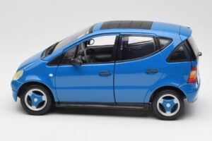 Mercedes A-Class W168 Azul Claro Maisto 1:18 37800-M5 Metal - imagen 4 de 8
