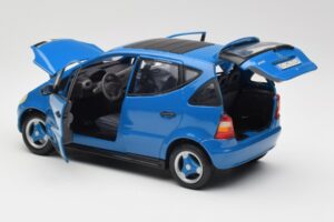 Mercedes A-Class W168 Azul Claro Maisto 1:18 37800-M5 Metal - imagen 5 de 8