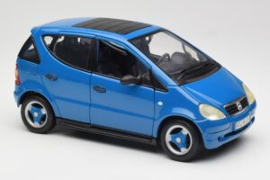 Mercedes A-Class W168 Azul Claro Maisto 1:18 37800-M5 Metal - imagen 6 de 8