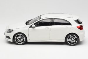 Mercedes A-Class W176 Cirrus Blanco Norev 1:18 B66960126 Metal - imagen 4 de 8