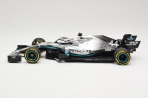 Mercedes AMG Petronas W10 #44 L. Hamilton F1 World Champion Dealer Edition 2019 Minichamps 1:18 B66960567 Metal - imagen 3 de 7