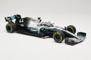 Mercedes AMG Petronas W10 #44 L. Hamilton F1 World Champion Dealer Edition 2019 Minichamps 1:18 B66960567 Metal - imagen 4 de 7
