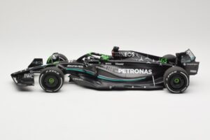 Mercedes AMG Petronas W14 E Performance #63 G. Russell Bahrain GP 2023 Minichamps 1:18 110230163 Metal - imagen 3 de 6
