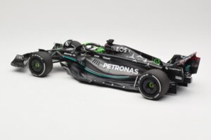 Mercedes AMG Petronas W14 E Performance #63 G. Russell Bahrain GP 2023 Minichamps 1:18 110230163 Metal - imagen 5 de 6