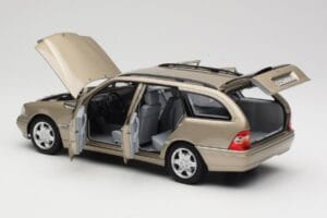 Mercedes C-Class T-Model W202 Smoke Silver Norev 1:18 183388 Metal - imagen 4 de 8