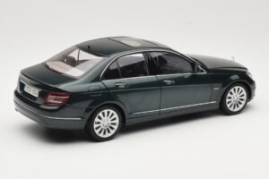 Mercedes C-Class W204 Avantgarde Verde Oscuro AUTOart 1:18 B66962366 Metal - imagen 2 de 8