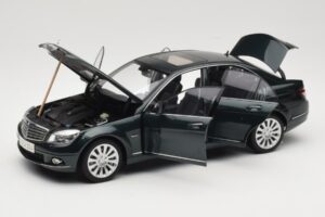 Mercedes C-Class W204 Avantgarde Verde Oscuro AUTOart 1:18 B66962366 Metal - imagen 3 de 8
