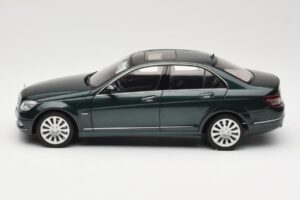 Mercedes C-Class W204 Avantgarde Verde Oscuro AUTOart 1:18 B66962366 Metal - imagen 4 de 8