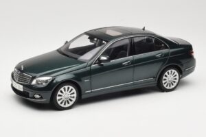 Mercedes C-Class W204 Avantgarde Verde Oscuro AUTOart 1:18 B66962366 Metal