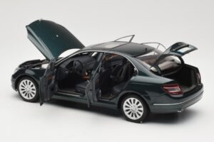 Mercedes C-Class W204 Avantgarde Verde Oscuro AUTOart 1:18 B66962366 Metal - imagen 5 de 8