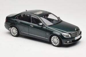 Mercedes C-Class W204 Avantgarde Verde Oscuro AUTOart 1:18 B66962366 Metal - imagen 6 de 8