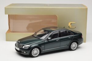 Mercedes C-Class W204 Avantgarde Verde Oscuro AUTOart 1:18 B66962366 Metal - imagen 8 de 8