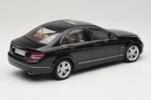 Mercedes C-Class W204 Obsidian Black AUTOart 1:18 B66962367 Metal - imagen 3 de 8